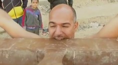 Jeho telo funguje inak. Keď mal osem rokov začal jesť sklo, teraz robí bláznivé veci