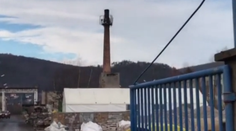 Skupinka mladých vyliezla na 35-metrový komín pri Prahe, dvaja spadli a zomreli