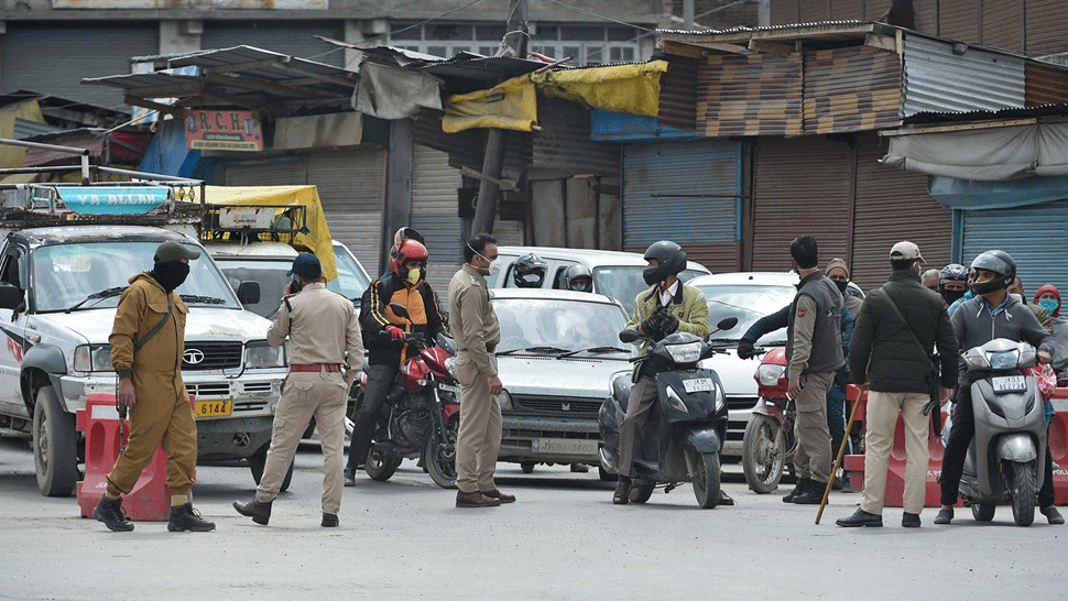 Mesiac sa skrývali. V indickej jaskyni našli štyroch turistov, chceli tam prečkať pandémiu