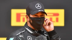 Veľká cena Štajerska: Zvíťazil Hamilton, obaja piloti Ferrari vypadli už v prvom kole