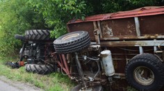 Kuriózna dopravná nehoda na západe Slovenska: Opitý traktorista vystrájal na ceste
