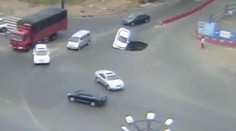 Cesta sa prepadla a "zhltla" luxusné auto. Všetko je to na videu