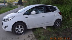 Kuriózna nehoda na východe. Zaparkované auto sa pohlo, zrazilo dievčatko (5)
