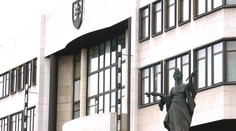 Pred parlamentom stavajú vlajkový stožiar, má byť vyšší ako ten v Budapešti