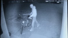 Do kamery ukázal prostredník, chytil motyku a demoloval autá