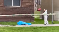 Kamery zachytili, ako dobodaný muž v Devínskej Novej Vsi padá z bytovky. Polícia naznačila, čo sa mohlo stať