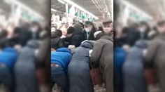 Rusi v panike vykupujú základné potraviny. Video ukazuje, ako sa dôchodcovia v supermarkete naťahujú o cukor
