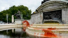 Známa fontána pred Buckinghamským palácom sa zafarbila do krvava. Zadržali aktivistov