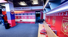 Rusi dostali honosnú šatňu. Viacero motivačných fráz sme našli aj v českom tábore