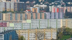 Banky čelia pre hypotéky obrovskému náporu. Jedna už musela pristúpiť k radikálnemu kroku
