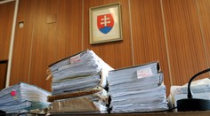 Okresný súd rozhodol o mladíkovi, ktorý mal na smrť dobiť dvojročného chlapca. Ide do väzby