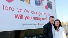 "Zmenila si mi život, vezmeš si ma?" Stálo na bilborde pre zamilovanú Taru