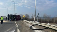 VIDEO: Na D1 v Bratislave sa prevrátil kamión, dopravu museli odkláňať