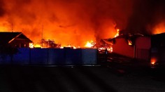 Obrovský požiar v obci Soľ. Horel areál firmy na spracovanie plastových odpadov