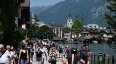 Jedna z najvýznamnejších turistických atrakcií Rakúska čelí náporu turistov. Museli tam postaviť bariéru