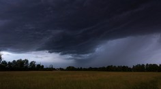 Pozor na búrky, výstrahy platia pre štyri kraje
