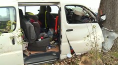 Na sviatky šli za rodinou. Dodávka so štyrmi deťmi skončila v strome