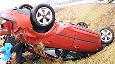 FOTO: Auto skončilo na streche: Za hrozivo vyzerajúcou nehodou bol alkohol