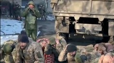 Ukrajinských vojakov z pluku Azov, ktorí padli do ruského zajatia, predviedli pred súd