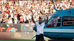 VIDEO: Návrat exhráča Barcelony do vlasti ako z filmu. Nachystali mu helikoptéru, korunu i tátoša