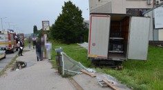 Desivá nehoda v Košiciach. Nákladiak totálne zdemoloval zastávku MHD