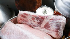 Takto mäso rozmrazuje veľa ľudí. Hygienici varujú pred nebezpečnou chybou