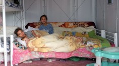 „Deti to nevydržia,“ plače matka zo Spišského Štiavnika. Po požiari žijú rodiny v stanoch a pijú vodu z potoka