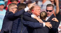 Zábery bez akejkoľvek úpravy. Pozrite si celý videozáznam atentátu na prezidentského kandidáta Donalda Trumpa