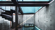 Netypický sklenený dom bez okien