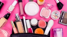 Žena zlíže za život 500 rúžov. Ako obmedziť chemikálie, ktoré sa do vás dostanú?