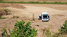 Auto po zrážke s nákladiakom vymrštilo až na pole. Žena žiaľ nehodu neprežila