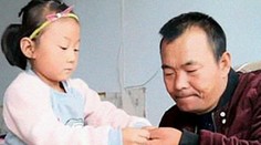 Toto video vás dojme: Ochrnutého muža odkopla manželka, obetavo sa oňho stará 6-ročná dcérka