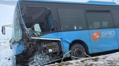 Vážna nehoda pri Prievidzi. Autobus sa zrazil s autom, hlásia viacerých zranených