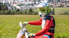 Poznáte v prilbe našu úspešnú reprezentantku? Svojmu športu sa venuje v zime