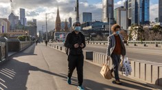 Austrália hlási rekordný denný nárast úmrtí na COVID-19. Vnútorné hranice zostávajú zatvorené