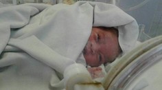 V odkvapovej rúre našli živého novorodenca. Dieťa ležalo nahé a medzi mravcami