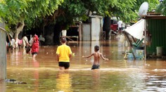 Fotogaléria: Ničivé záplavy sužujú Áziu. O život prišlo vyše 70 ľudí
