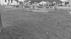 Dôchodca s vyzlečenými nohavicami so zbraňou v ruke naháňal dievčatá