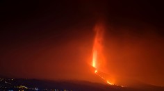 Láva zo sopky La Cumbre Vieja sa blíži k Atlantiku, hrozia toxické oblaky