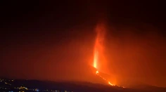 Láva zo sopky La Cumbre Vieja sa blíži k Atlantiku, hrozia toxické oblaky