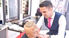 Z hlavy jej urobil umelecké dielo. Všetko pre dobrú vec