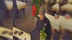VIDEO: Vreckár trafil jackpot. Zlodeja obsah potiahnutej obálky musel potešiť