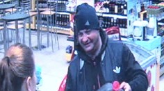 Drzý zlodej sa nesnažil ani maskovať. Z benzínky si urobil samoobsluhu