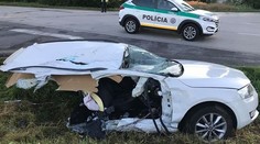 Hrôzostrašná nehoda: Auto po náraze roztrhlo na dve časti