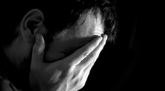 Muž s malým synčekom (1,5) prespával po smrti matky na košickom štadióne