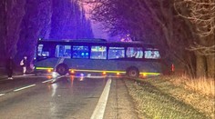 Tragický záver týždňa na západe Slovenska. Pre nehodu uzavreli cestu