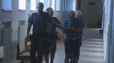 Muž, po ktorom strieľali policajti v Petržalke, sa postavil pred súd. Tvrdí, že pomohol rozbiť drogovú skupinu