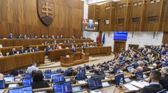 Poslanci vo štvrtok nehlasovali o programovom vyhlásení vlády. Schôdza bude pokračovať v utorok
