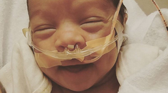 Chlapček sa narodil v aute, v plodovom vaku. Rodičia zverejnili fotku z pôrodu