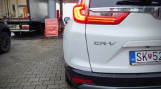 Poliaci sa vymykajú cenovej realite. Slovákov opäť lákajú na neuveriteľne lacný benzín (+ reportáž)